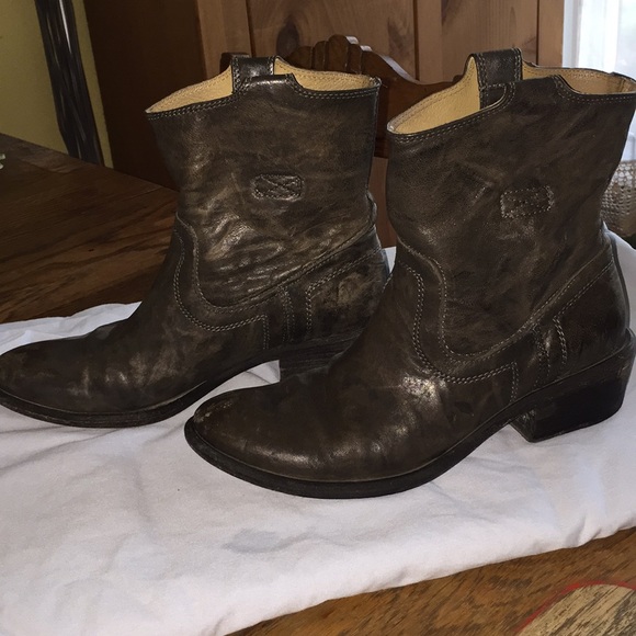 Frye Shoes - Frye short cowboys boots.